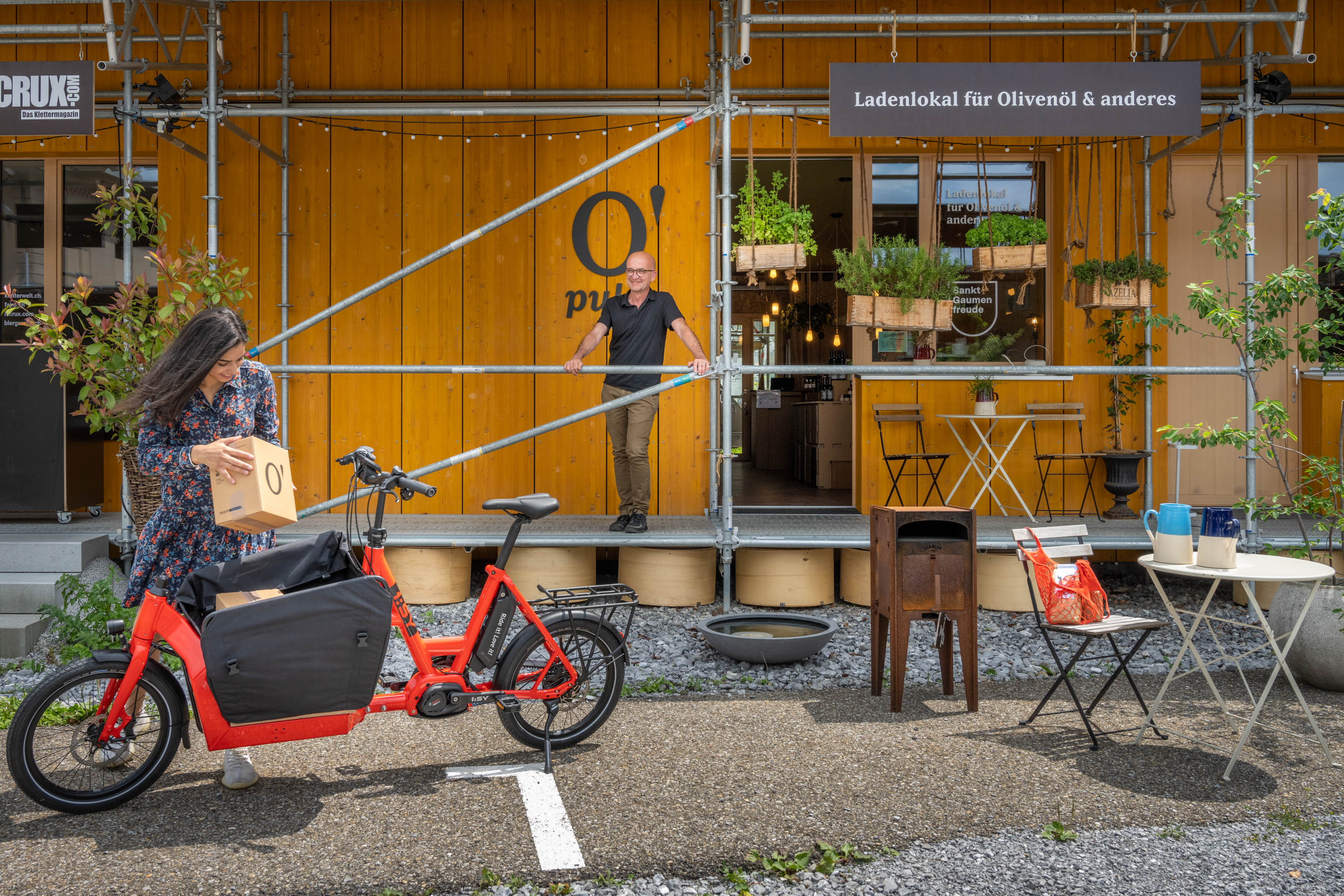 ebike_e-lastenrad_isy_junge frau_beläd_rad_2022